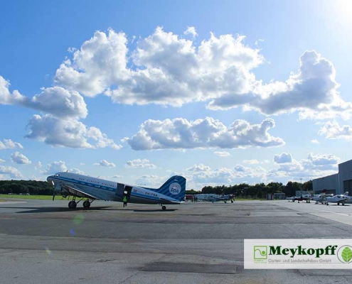 Meykopff GalaBau - Flugzeug auf der Landebahn