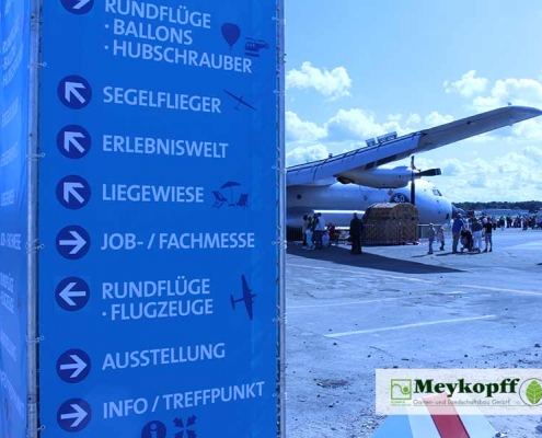 Meykopff Luebeck Garten Landschaftsbau Flughafen - Wegweiser auf dem Gelände