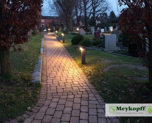 Meykopff GaLaBau Lübeck Pflasterarbeiten Friedhof Krummesse Zuwegung