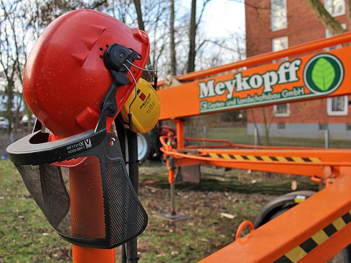 Meykopff-GaLaBau: Schutzausrüstung beim Baum fällen