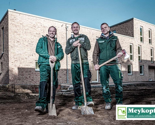 Meykopff-Luebeck-Garten-Landschaftsbau- Team mit Werkzeug