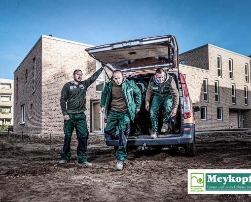 Meykopff-Luebeck-Garten-Landschaftsbau- Team springt raus dem Wagen
