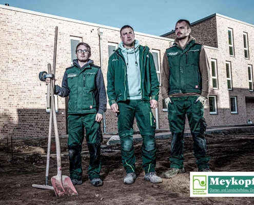 Meykopff-Luebeck-Garten-Landschaftsbau- Team steht mit Werkzeug