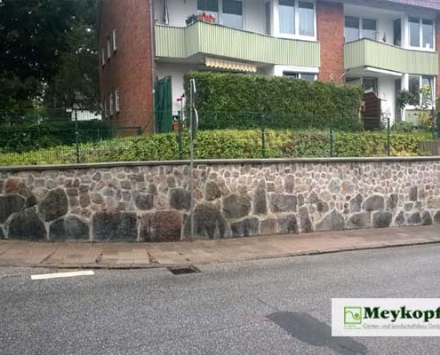 Meykopff Galabau fertige Natursteinmauer