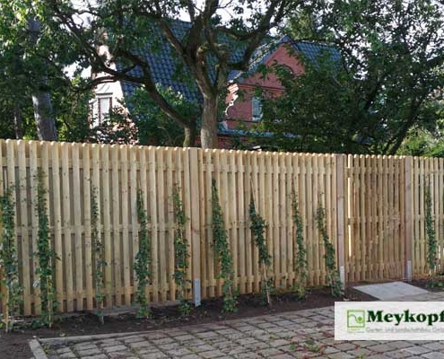 Meykopff Galabau Sichtschutzwand aus Holz mit Pflanzen