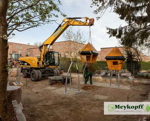 Meykopff GaLaBau Lübeck - Bauphase Spielplatz in der Ratzeburger Allee Aufbau der Spielgeräte mit Bagger