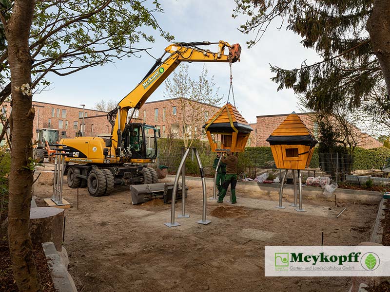 Meykopff GaLaBau Lübeck - Bauphase Spielplatz in der Ratzeburger Allee Aufbau der Spielgeräte mit Bagger