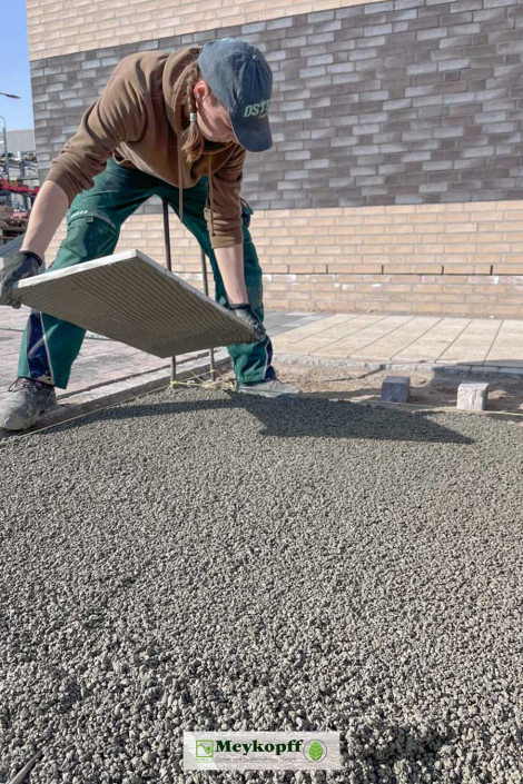 Meykopff GaLaBau Baustelle Benthack Ella mit Keramikfliese | Meykopff Meykopff GaLaBau Baustelle Benthack Ella mit Keramikfliese
